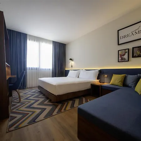 Hampton By Hilton מלון 3*