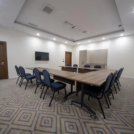 מלון Hampton By Hilton 3*